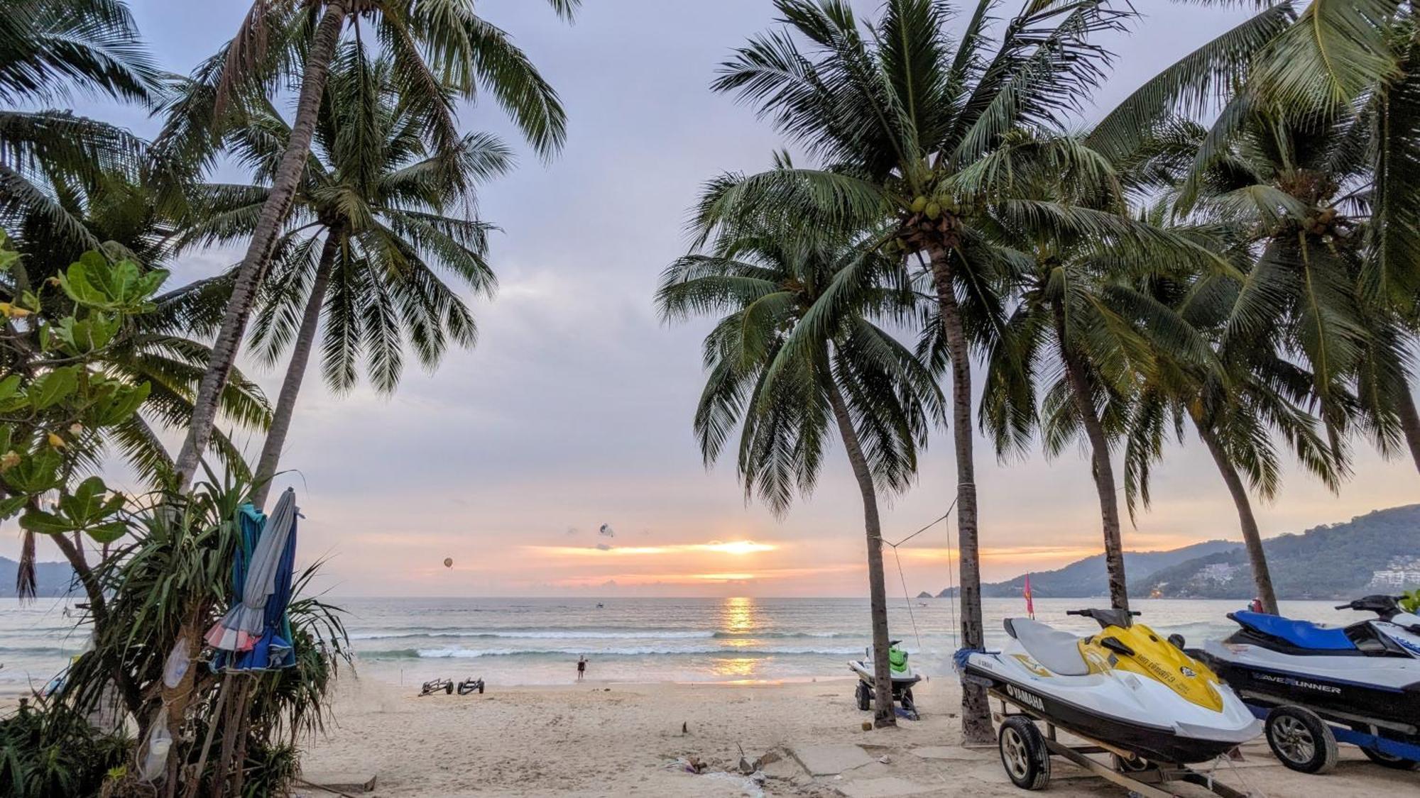 Heaven House Restro & Bar Hotel Patong ภายนอก รูปภาพ