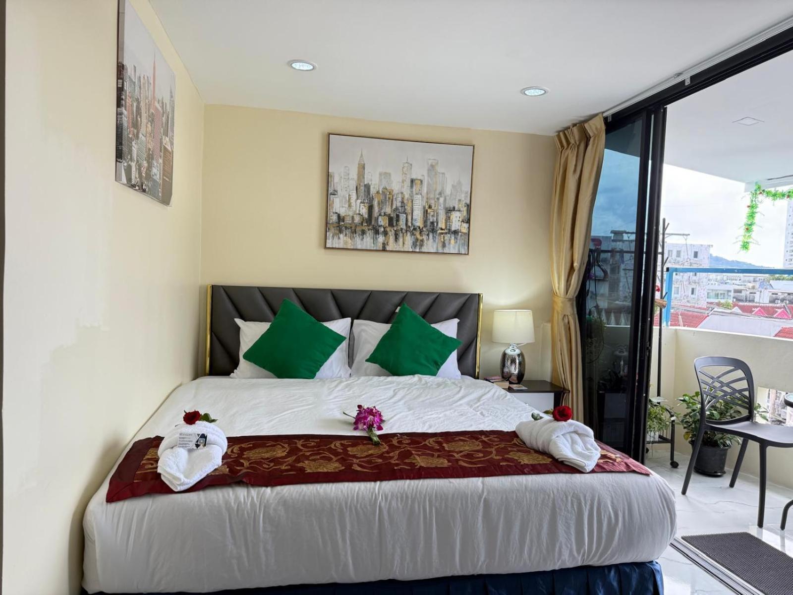 Heaven House Restro & Bar Hotel Patong ภายนอก รูปภาพ